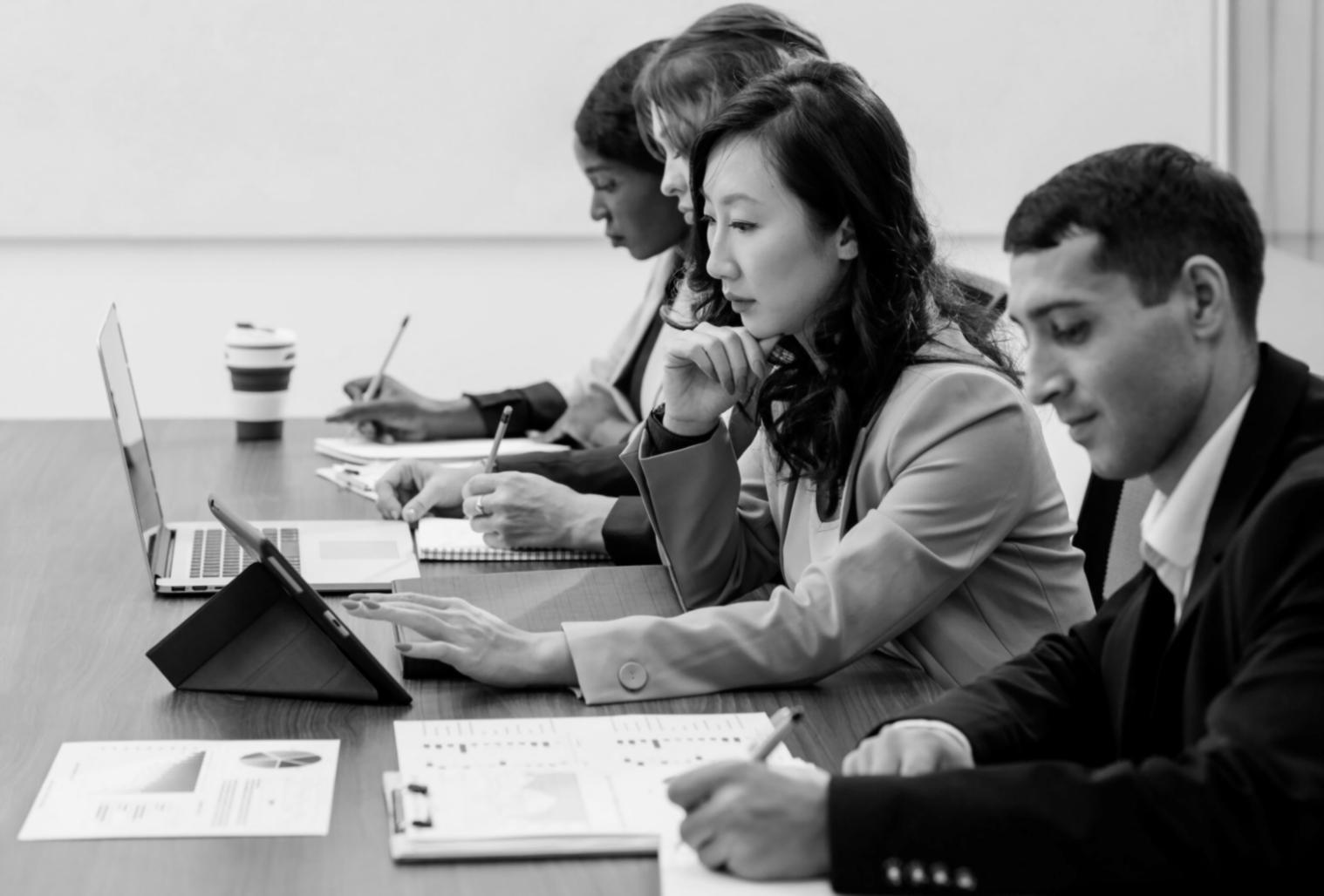 Workspace con documentos financieros y calculadora para presupuestos